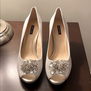 NWT Alex Marie formal silver heels